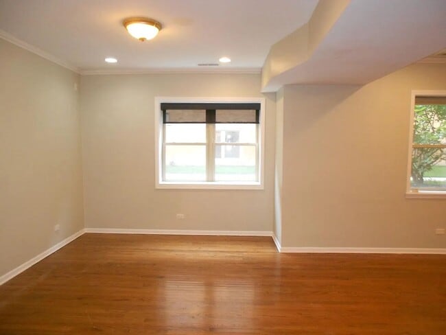Building Photo - Spacious Apartment in Chicago (Roger's Park)