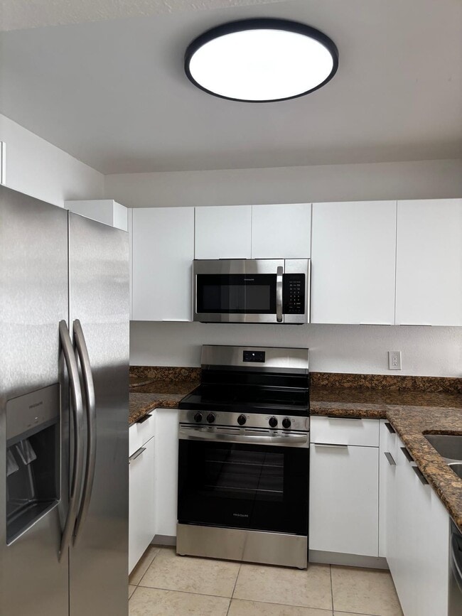 Building Photo - 1515 Lake Crystal Dr