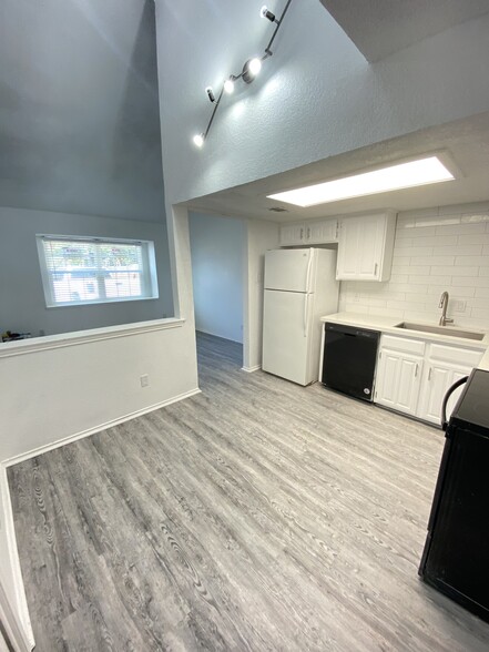 Building Photo - 311 Kings Way Dr