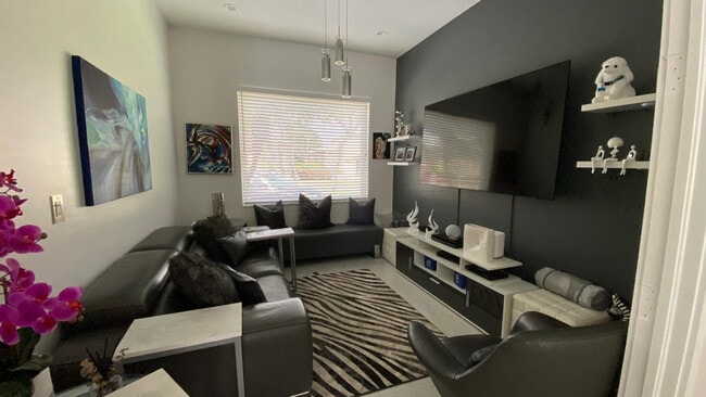 Building Photo - 830 Bailey St