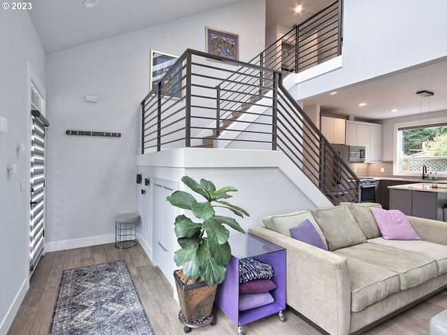 Building Photo - Fully Furnished Lake Oswego Gem!!!!