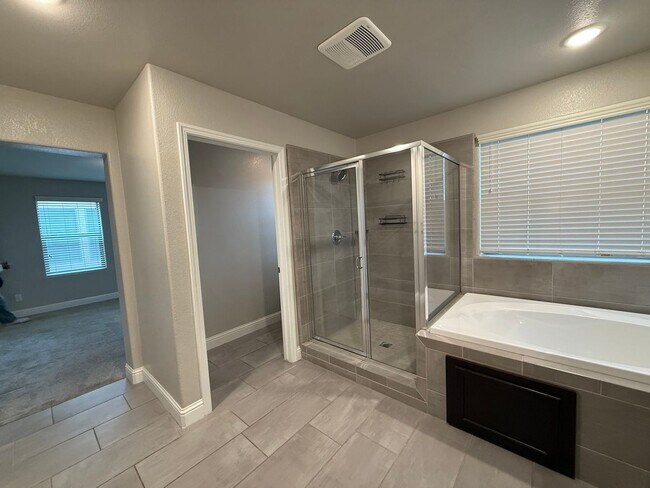 Building Photo - Charming 3-Bedroom Home in Family-Friendly 93727 Neighborhood