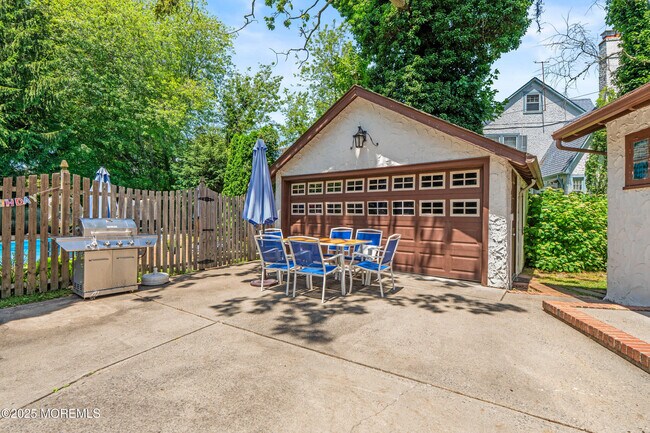 Building Photo - 562 N Edgemere Dr