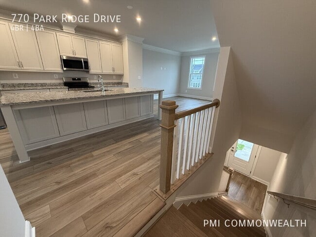 Building Photo - 770 Park Ridge Dr