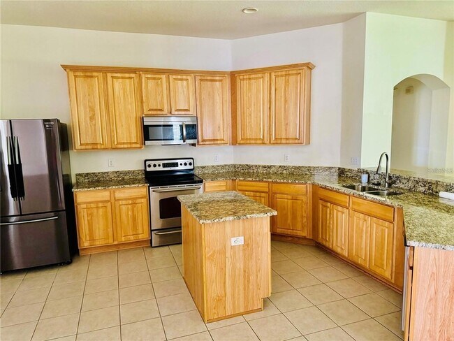 Building Photo - 7346 Crescent Palm Dr