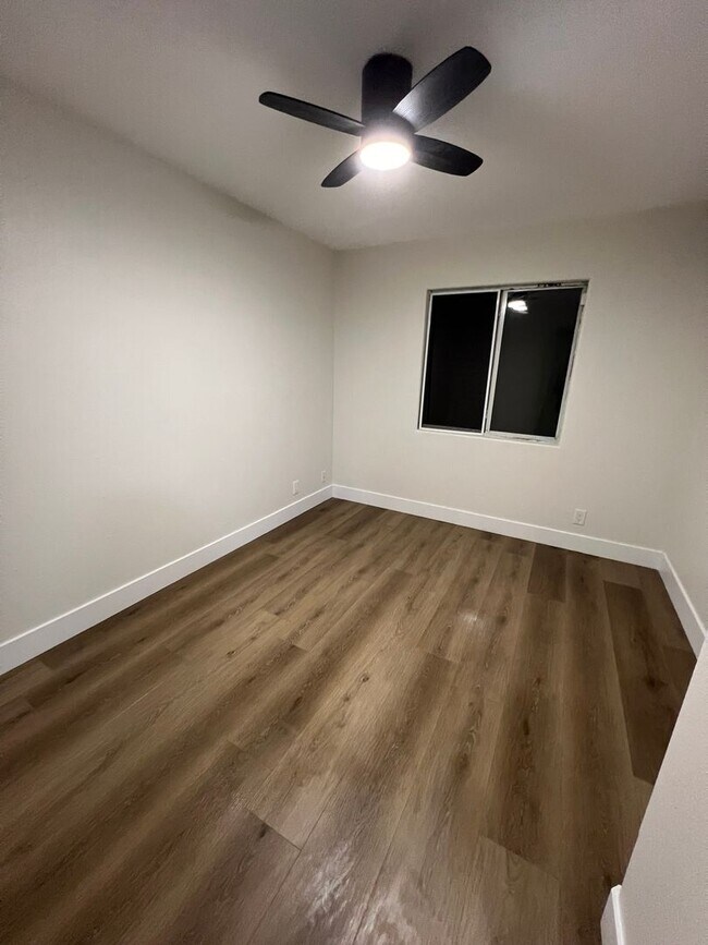 Building Photo - Dinuba Home! Coming Soon!