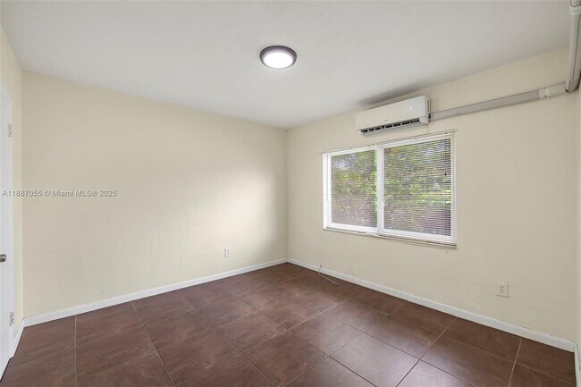 Building Photo - 520 NE 82nd Terrace