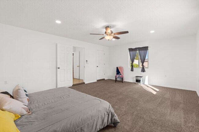 Building Photo - 310 Cll Quieta NE