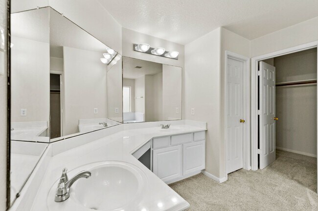 Building Photo - Open Living, Great Layout, Prime Location