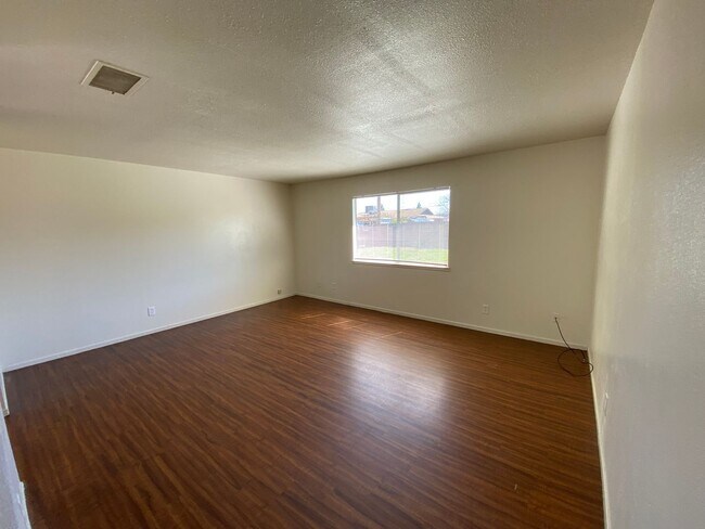 Building Photo - Tulare Home for Rent coming soon!