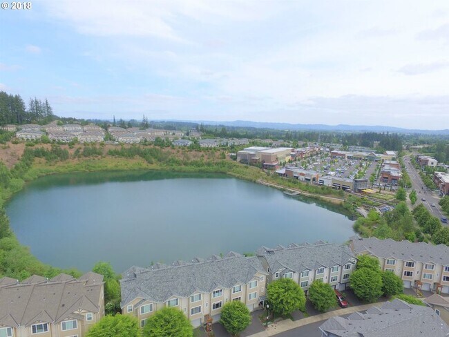 Building Photo - Beautiful Townhome Available in the Progress Ridge Subdivision in Beaverton - $500 MOVE IN SPECIAL!