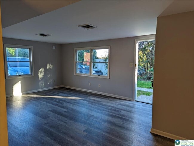 Building Photo - 118 E Hillcrest Ln