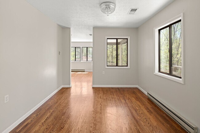 Building Photo - Lovely Home - Beautiful Wooded Setting
