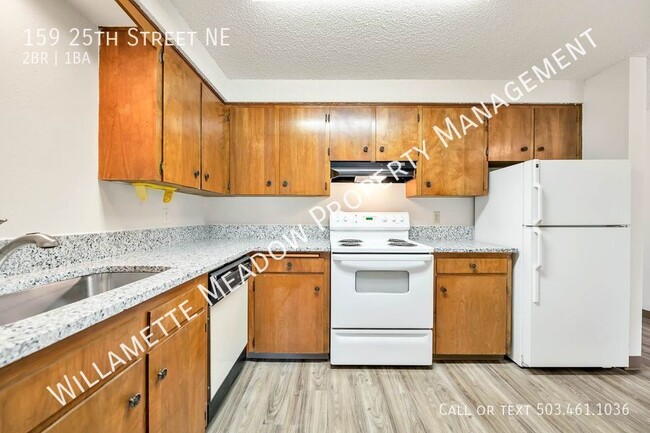 Building Photo - Spacious Updated 2 Bedroom 1 Bath Upstairs...