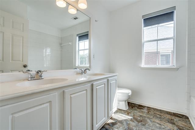 Building Photo - 2213 Ravenhurst Dr