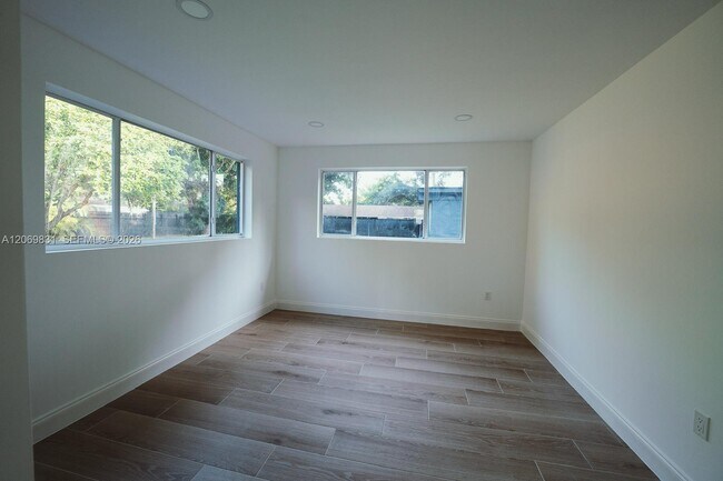 Building Photo - 801 NE 144th St