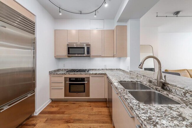 Building Photo - 425 1st St