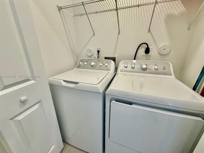 Building Photo - 2767 SE 25th Ave