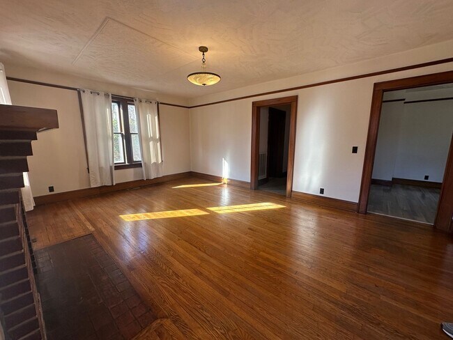 Building Photo - 3 Bedroom / 1.5 Bath Brick Home on 1.4 Acres  Blountville TN