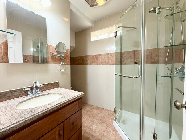 Building Photo - Gorgeously Updated 4-Bed/3-Bath Home & Ent...