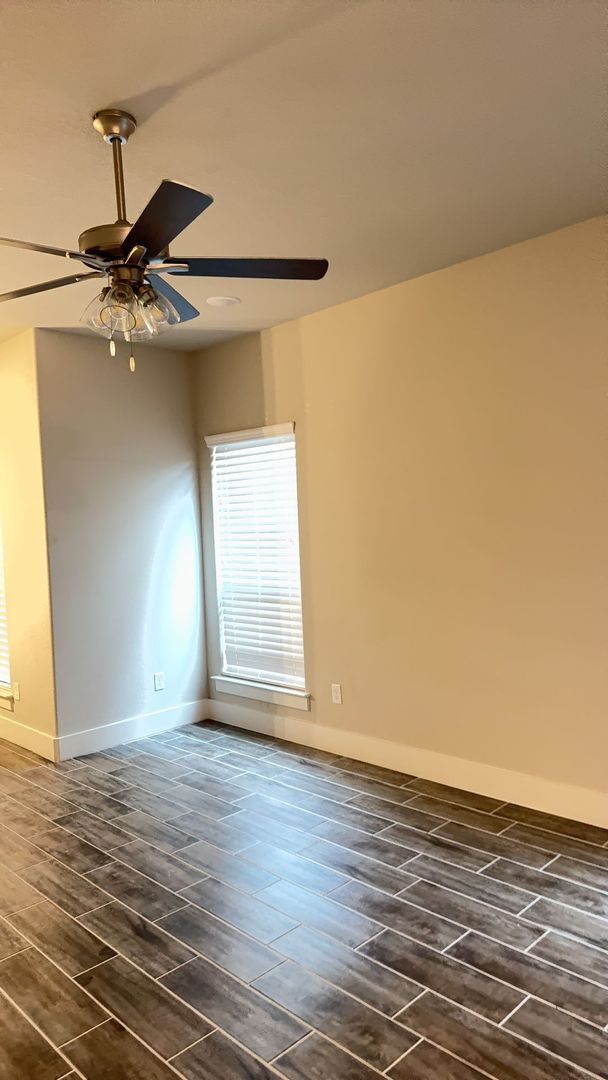 Building Photo - 3/2/2 MOVE IN SPECIALS -Great Location -