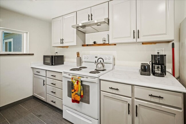 Building Photo - 272 W Carmel Valley Rd