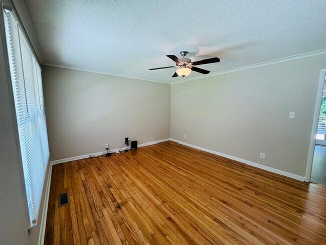 Building Photo - Remodeled ranch with fenced in yard!