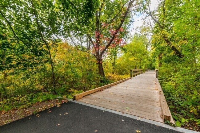 Building Photo - 290 Pleasant St