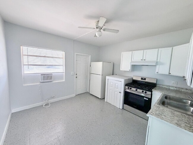 Building Photo - 1007 N Tamarind Ave