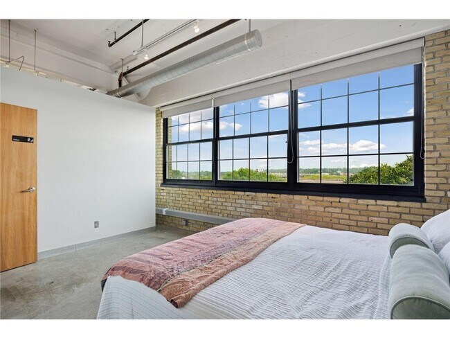 Building Photo - 730 Stinson Blvd NE