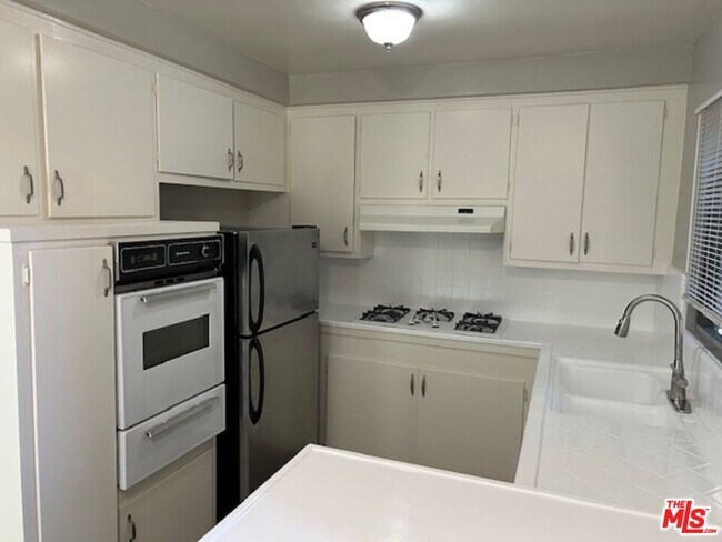 Building Photo - 1412 Barry Ave