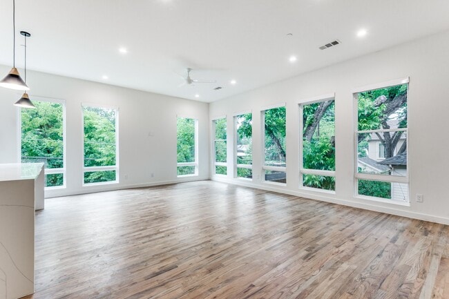 Building Photo - Tucked away Lakewood Gem, 2 story townhome, Walkable area!