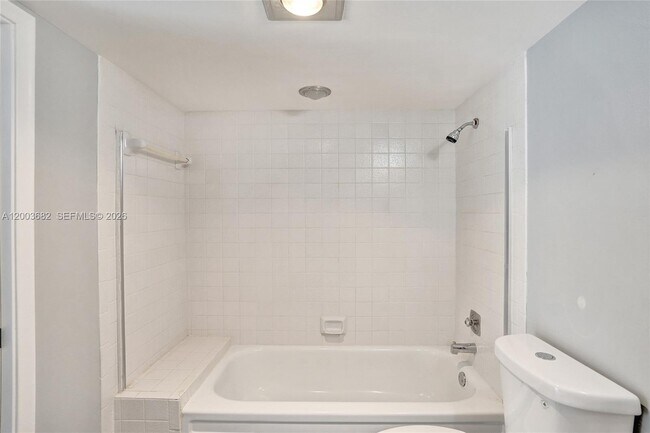 Building Photo - 3001 Portofino Isle