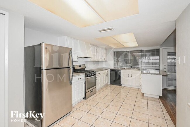 Building Photo - 6333 Fallbrook Dr