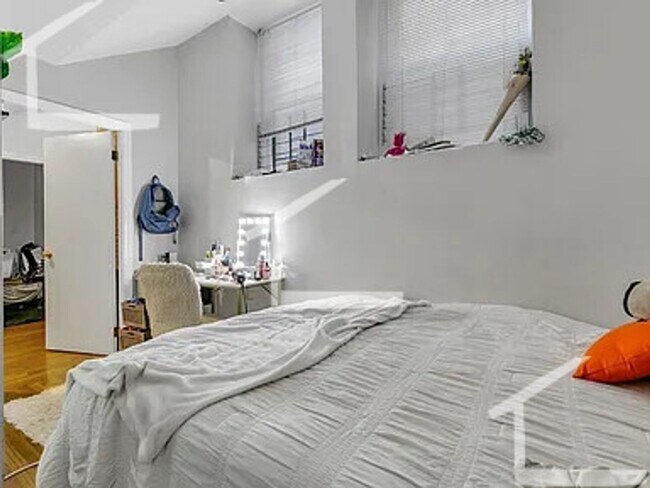 Building Photo - AWESOME 4 BED 2 BATH IN MISSION HILL!!!!