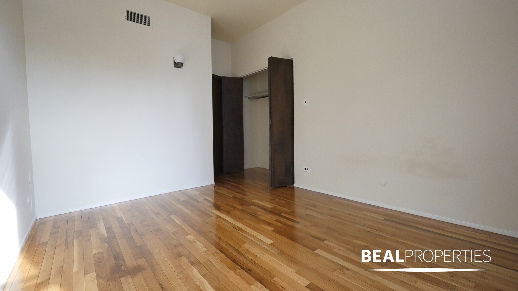 Building Photo - 558 W Wellington Ave