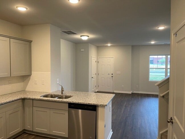 Building Photo - Stunning condo is South Murfreesboro