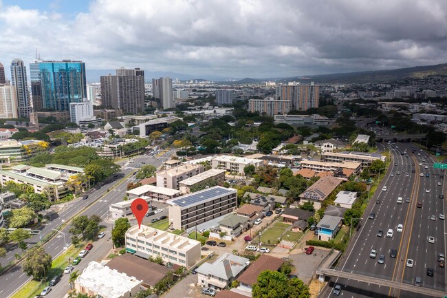Building Photo - Upgraded Condo w/ Assigned Parking Near H1...