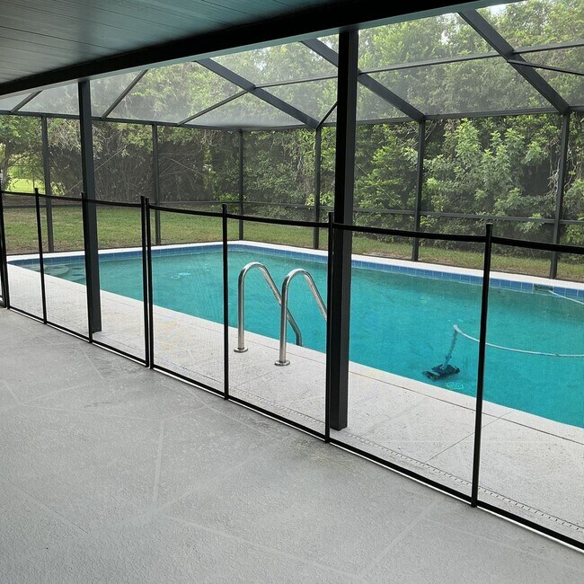 Building Photo - Remodeled 3BR/2BA Home with Pool & Screene...
