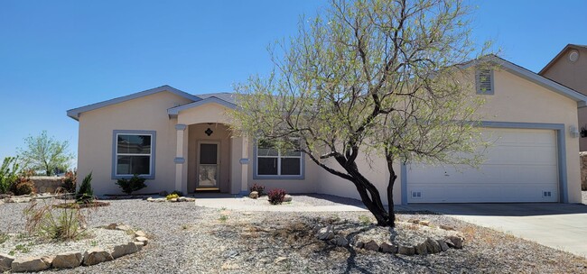 Building Photo - Beautiful 3 bed 2.5 bath home located in t...