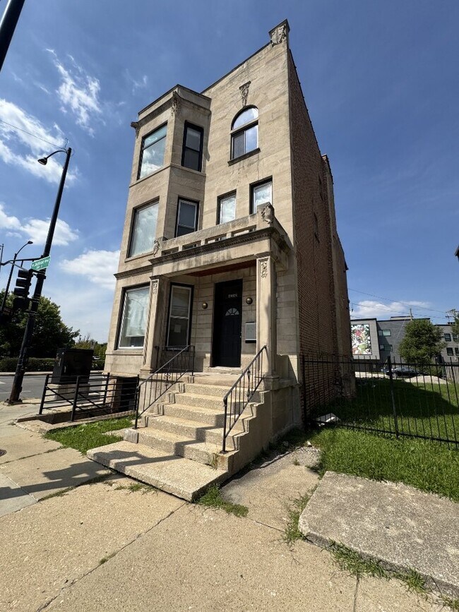 Building Photo - 3158 W Jackson Blvd
