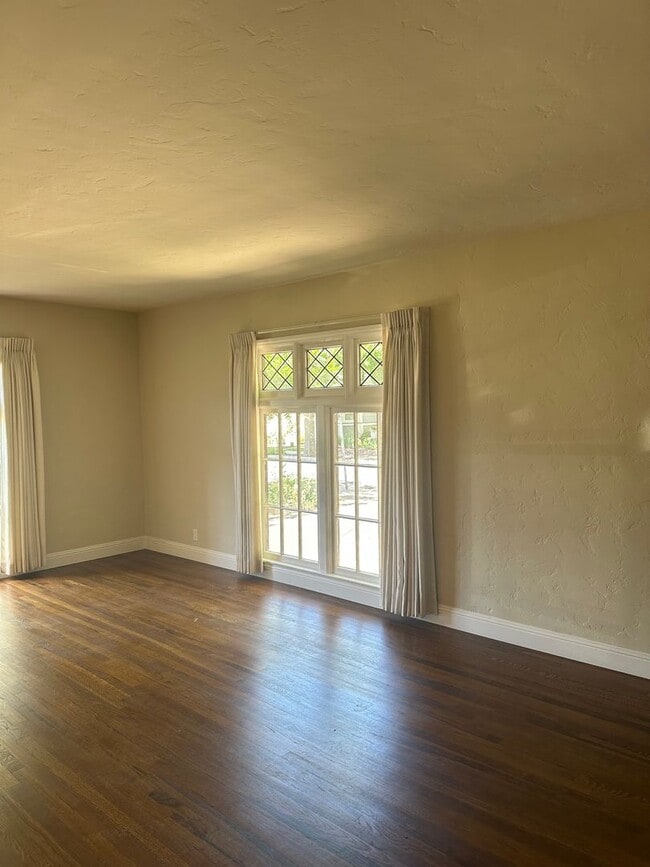 Building Photo - 49-1405