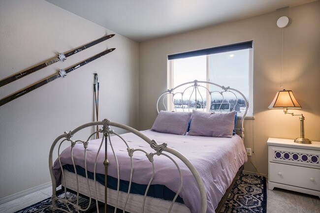 Building Photo - Fully furnished w/ internet and utilities included