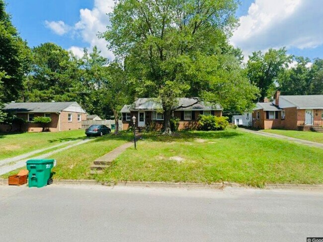 Building Photo - Adorable 3bdrm/1bth Brich Rancher Convenie...