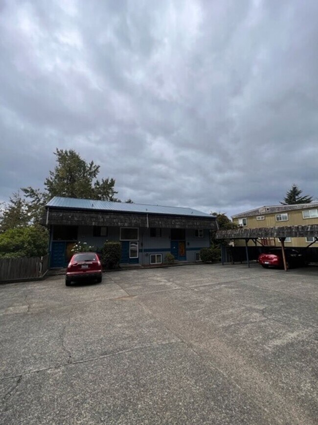 Building Photo - r214b