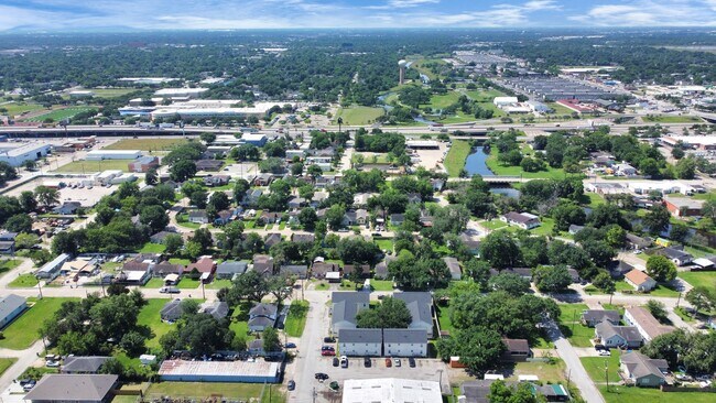 Building Photo - 500 W Pitts Ave