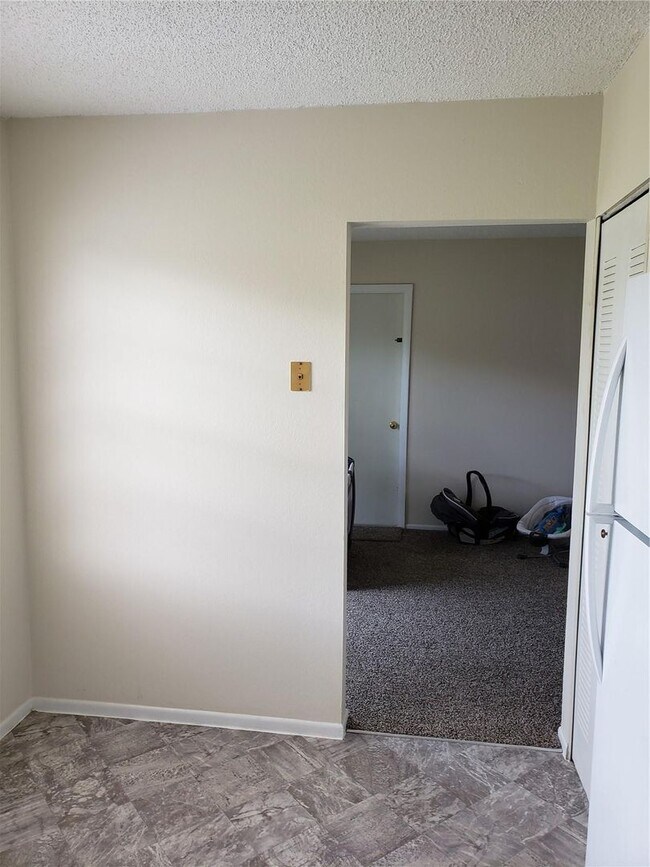 Building Photo - 2/2 Home in Silver Springs Shores Lake Joy...