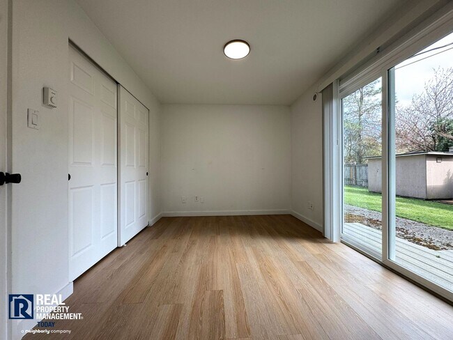Building Photo - Renovated 1BR w/ Patio, Yard Access & Pet-Friendly Living!
