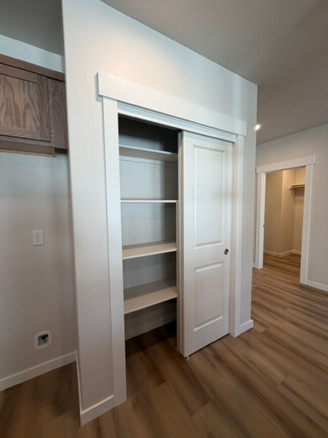 Building Photo - 421 Needlegrass Ln