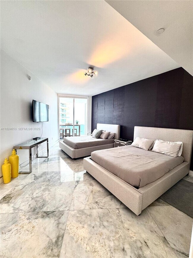 Building Photo - 16001 Collins Ave